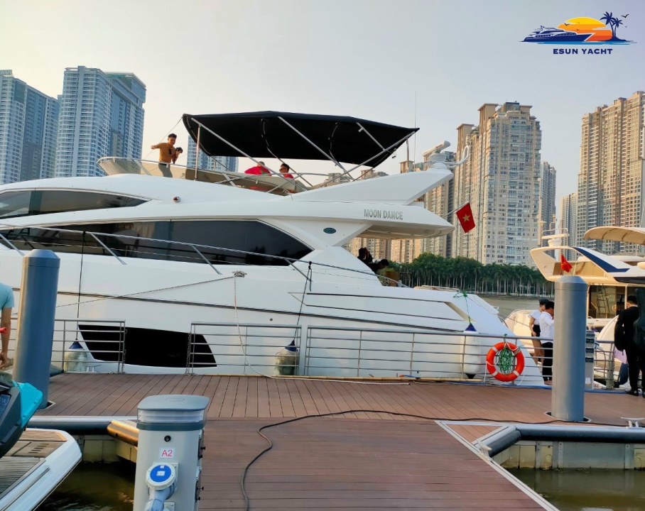 Du thuyền SUNSEEKER 63